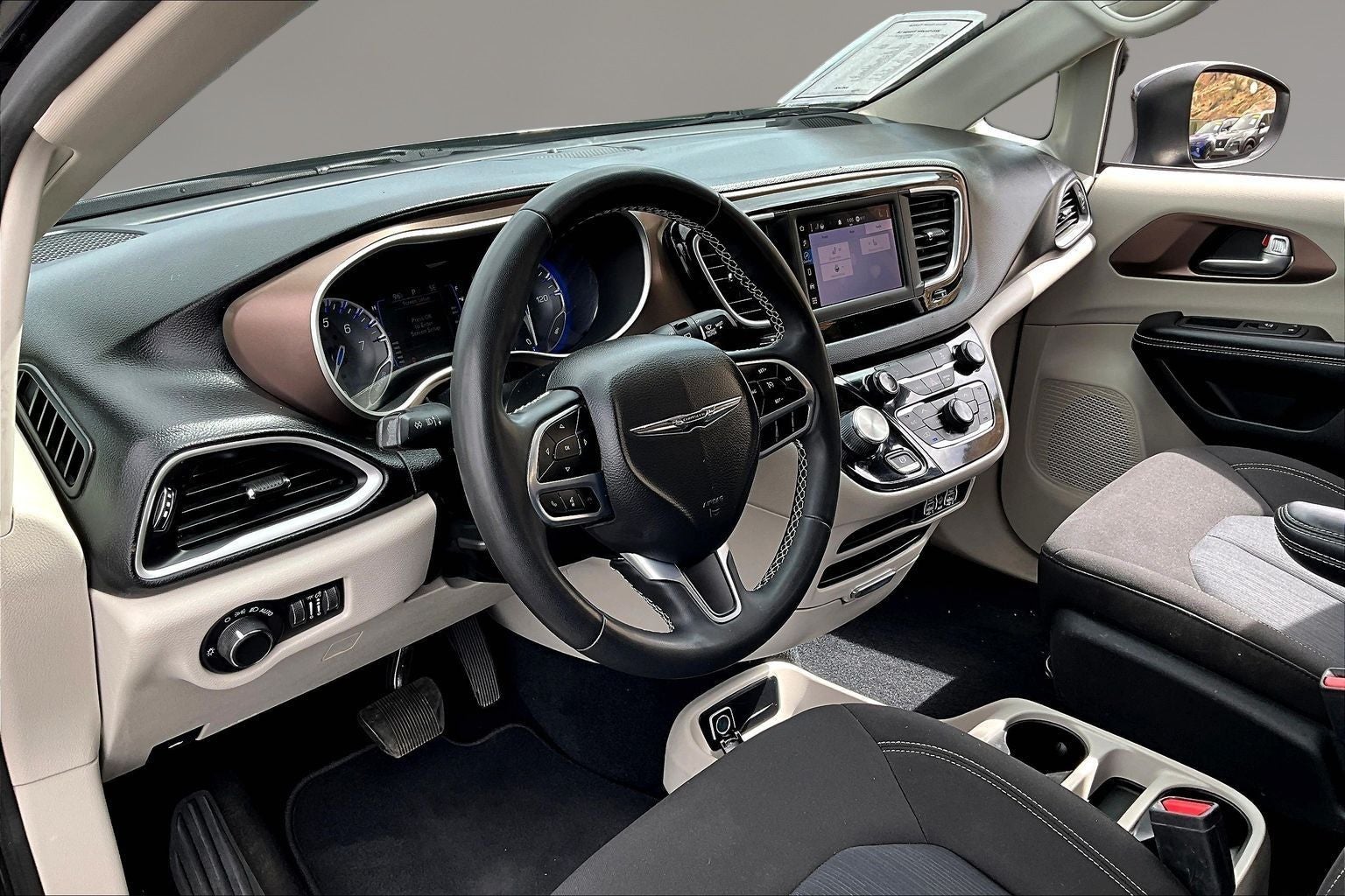 2022 Chrysler Voyager LX