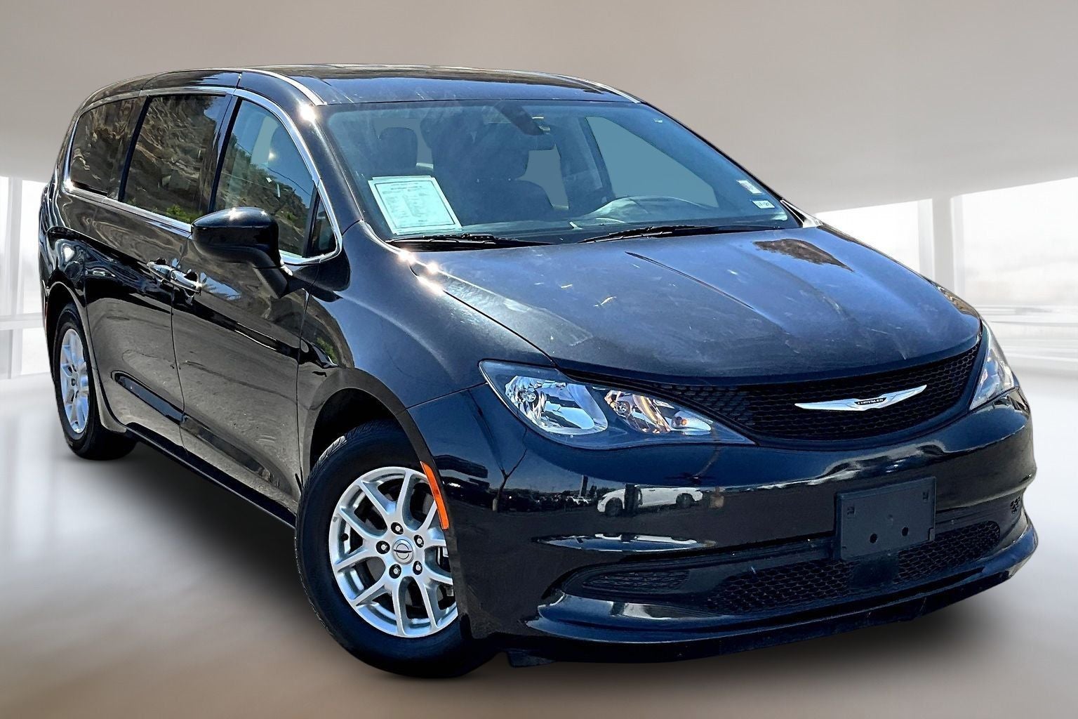 2022 Chrysler Voyager LX's photo