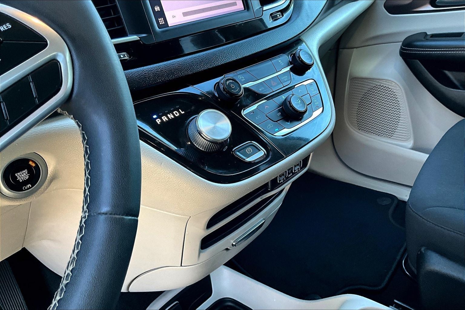 2022 Chrysler Voyager LX